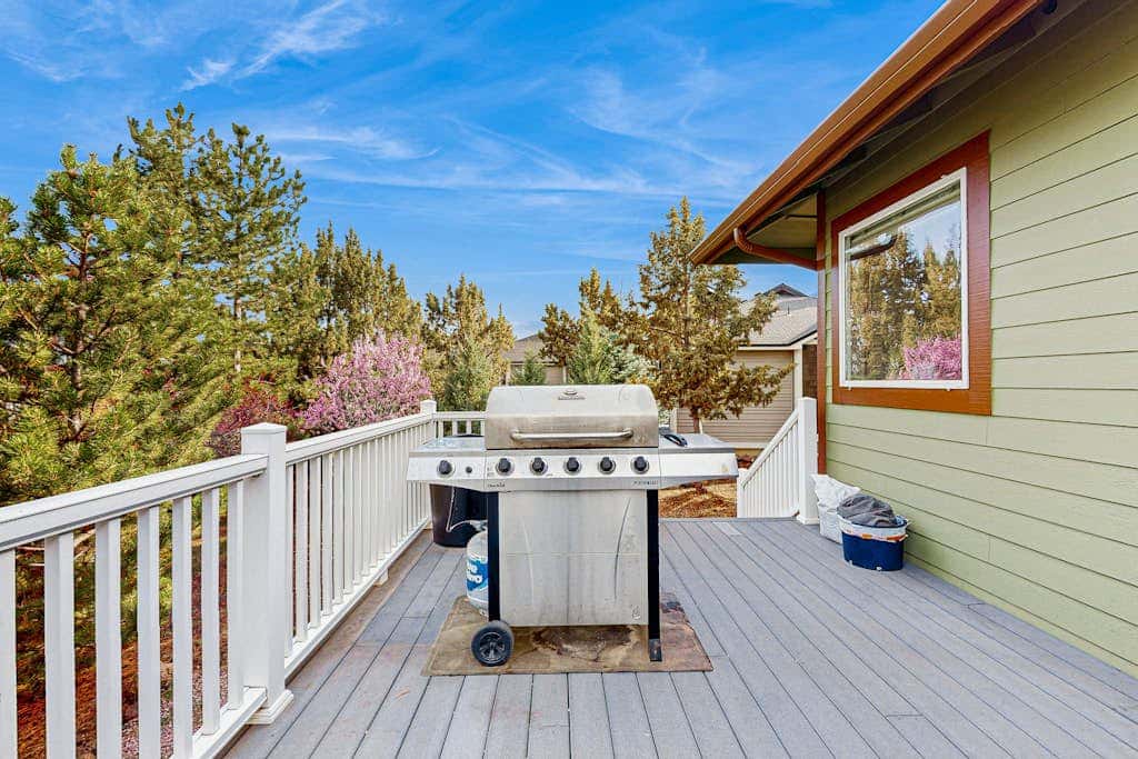 Cozy home with gas fireplace, private hot tub, & gas grill - in great neighborhood