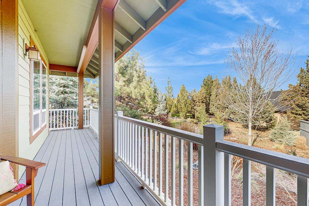 Cozy home with gas fireplace, private hot tub, & gas grill - in great neighborhood