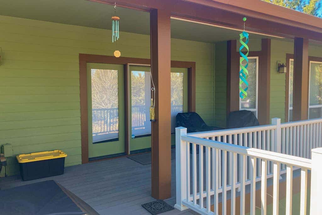 Cozy home with gas fireplace, private hot tub, & gas grill - in great neighborhood