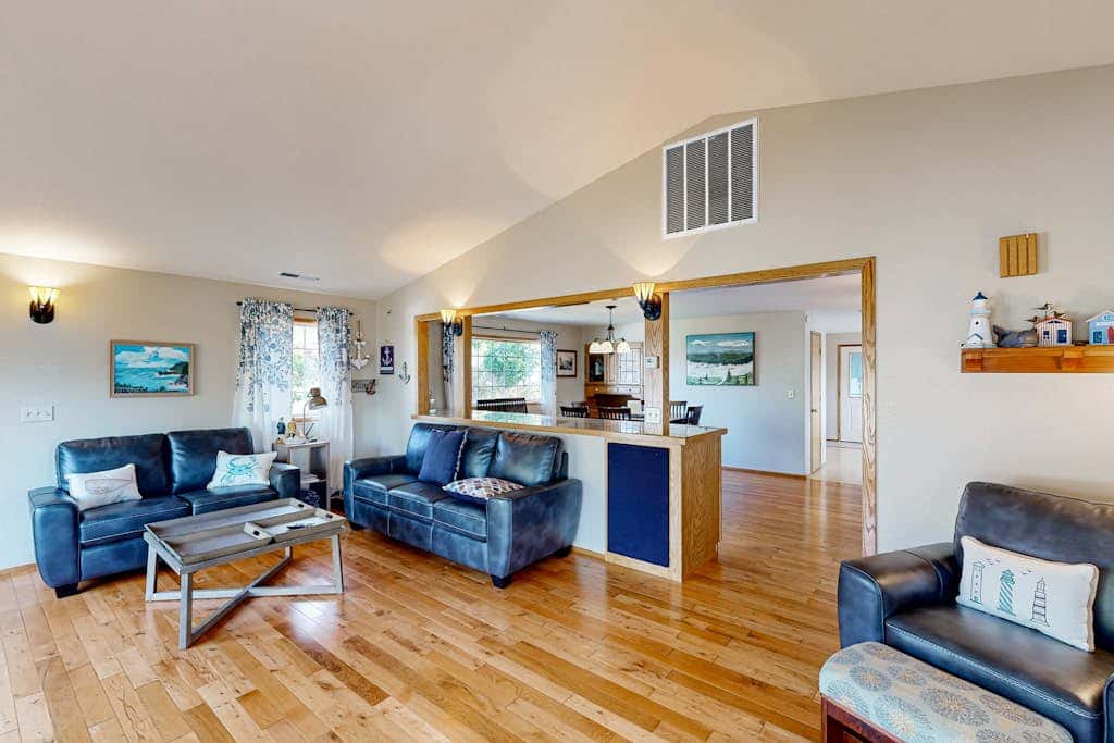 Cozy family-friendly home with game room, valley views, private hot tub, grill