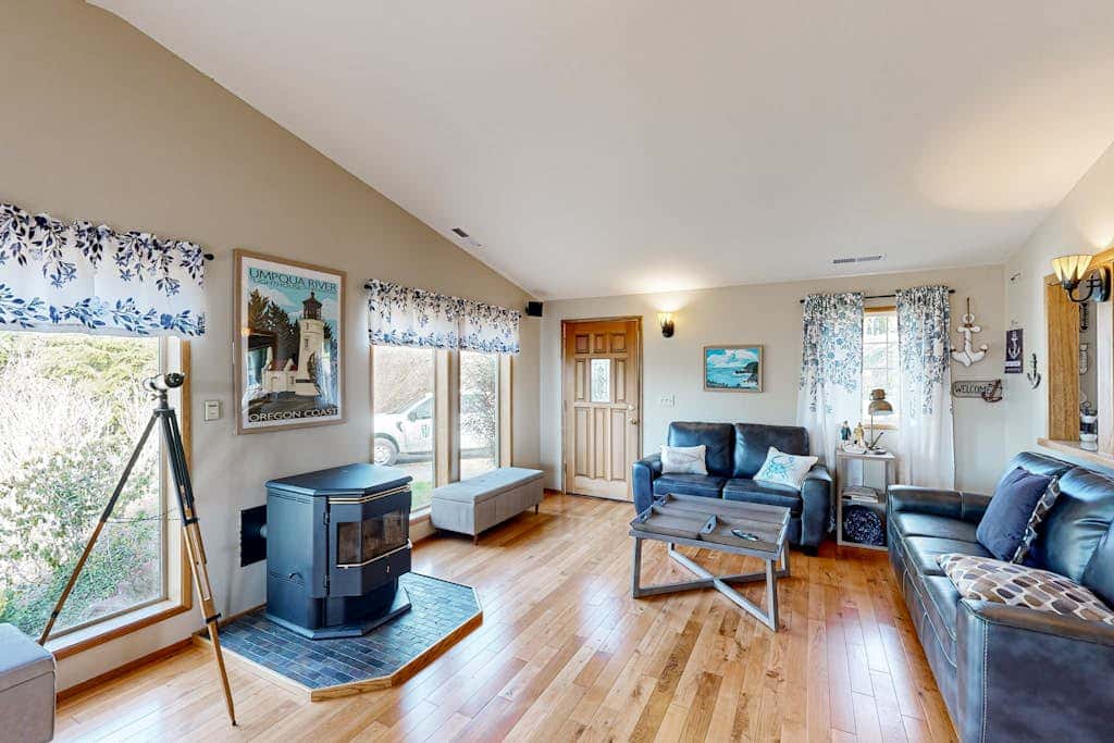 Cozy family-friendly home with game room, valley views, private hot tub, grill