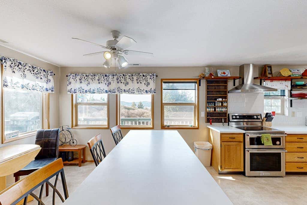 Cozy family-friendly home with game room, valley views, private hot tub, grill