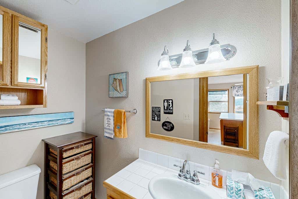 Cozy family-friendly home with game room, valley views, private hot tub, grill
