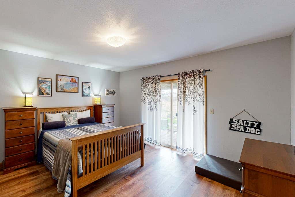 Cozy family-friendly home with game room, valley views, private hot tub, grill