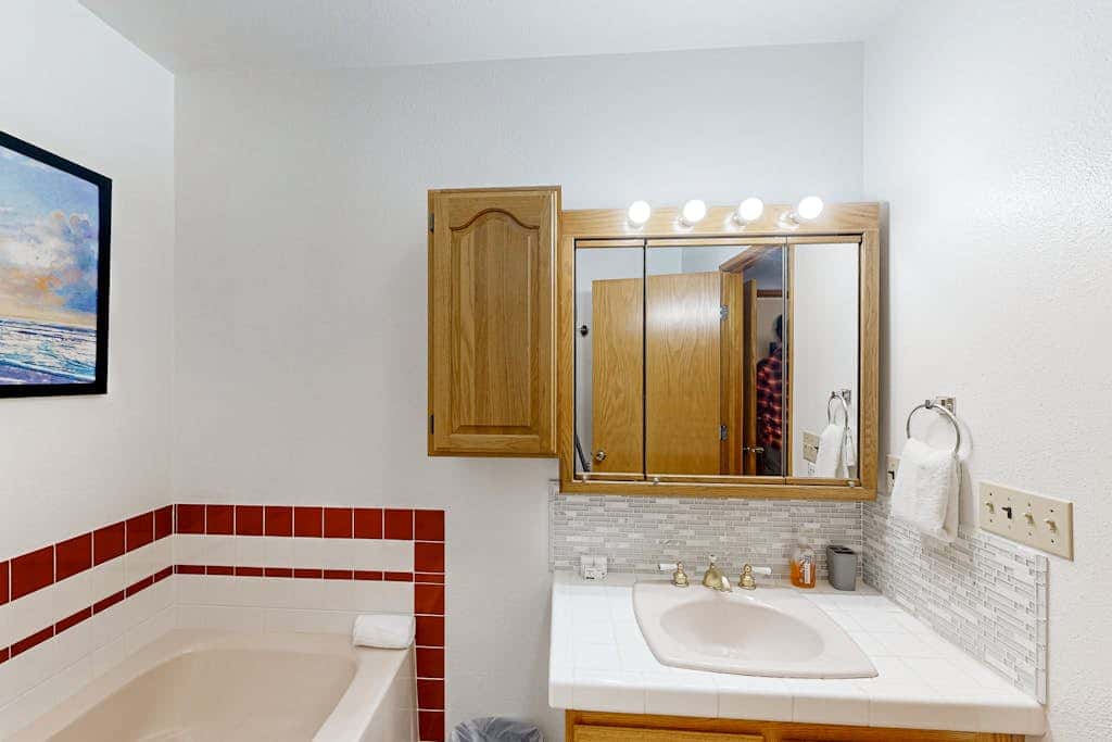 Cozy family-friendly home with game room, valley views, private hot tub, grill