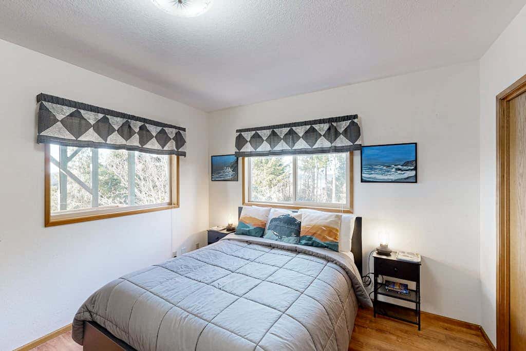 Cozy family-friendly home with game room, valley views, private hot tub, grill