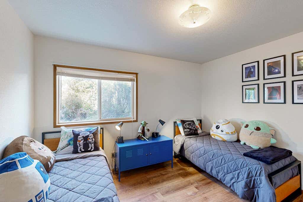 Cozy family-friendly home with game room, valley views, private hot tub, grill