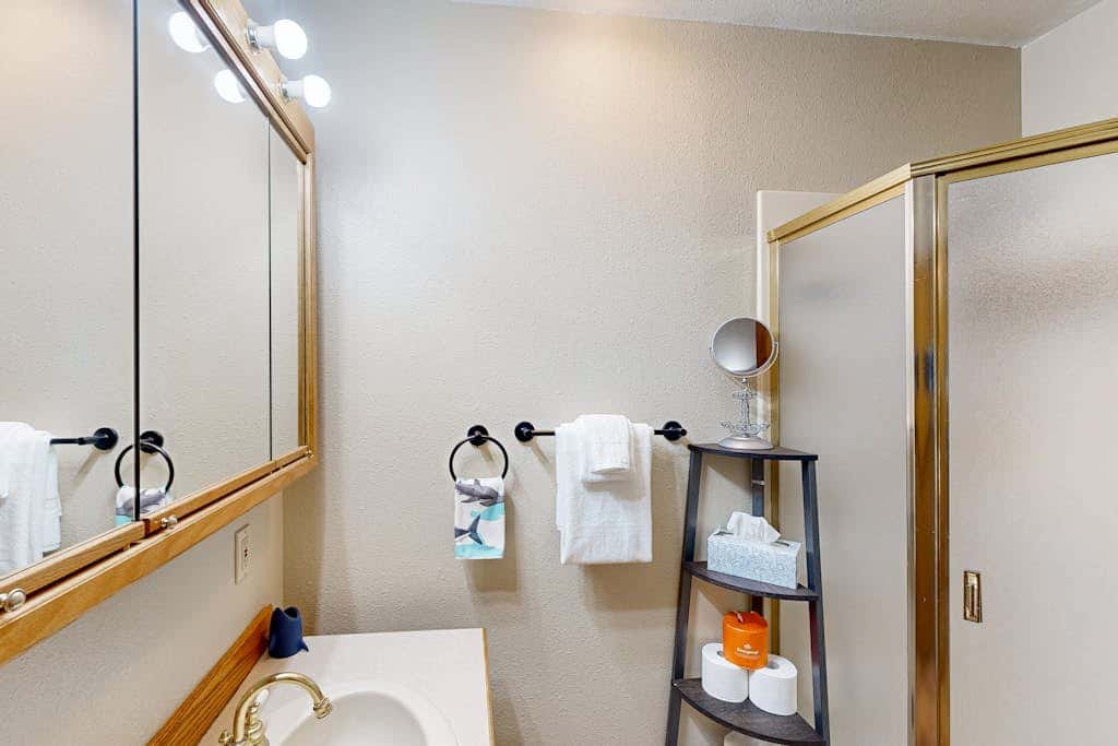 Cozy family-friendly home with game room, valley views, private hot tub, grill