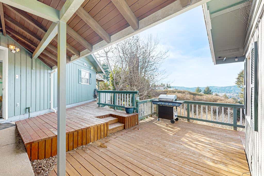 Cozy family-friendly home with game room, valley views, private hot tub, grill