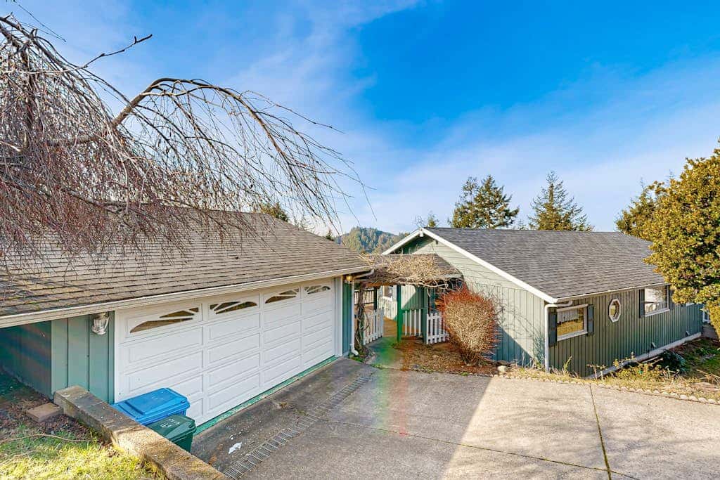 Cozy family-friendly home with game room, valley views, private hot tub, grill