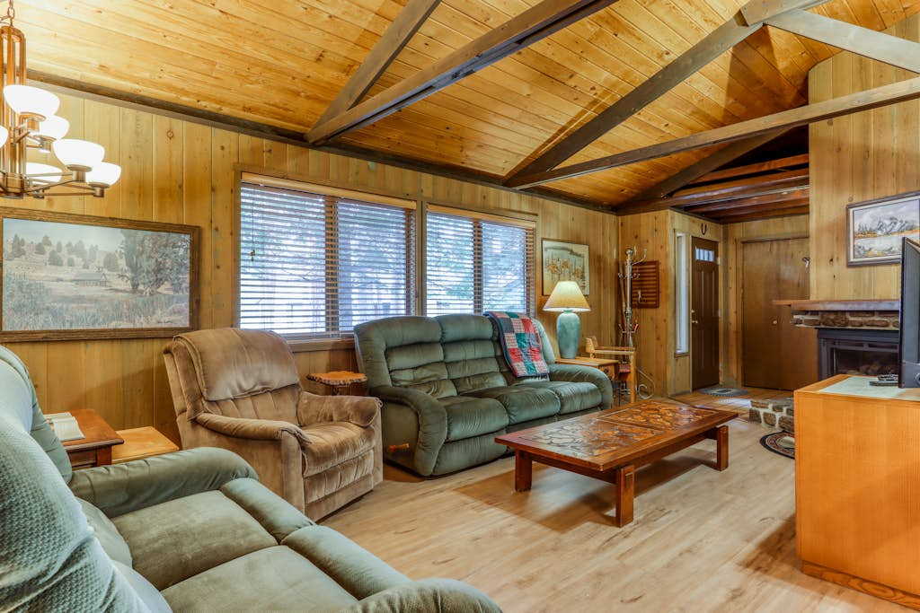 Dog-Friendly Cabin Close to the Village - SHARC Passes Included