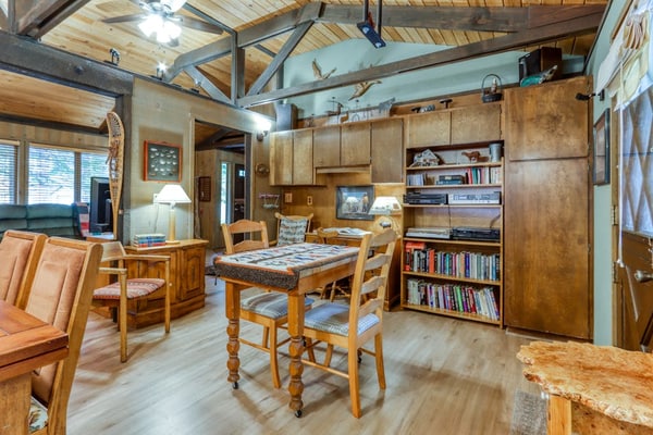Cozy Jay Cabin