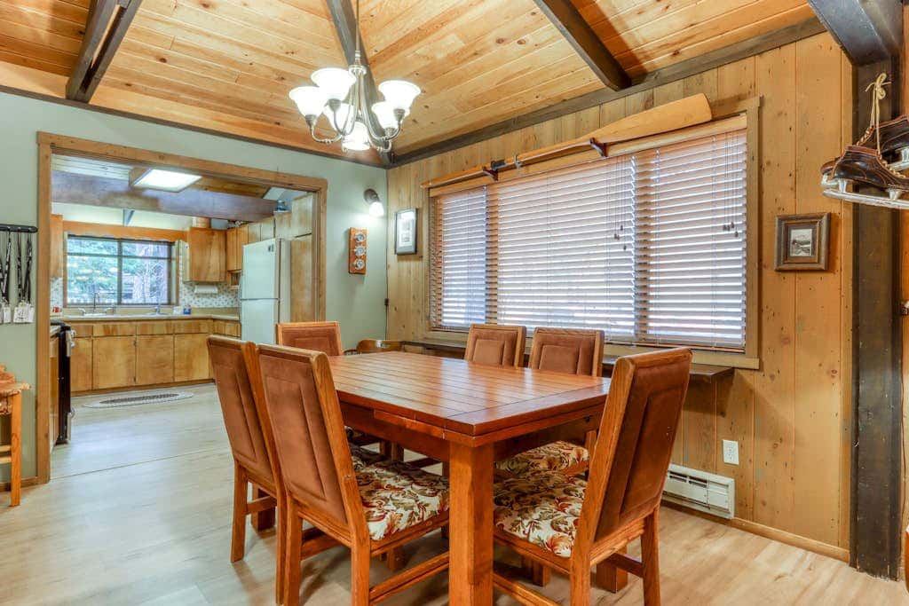 Dog-Friendly Cabin Close to the Village - SHARC Passes Included