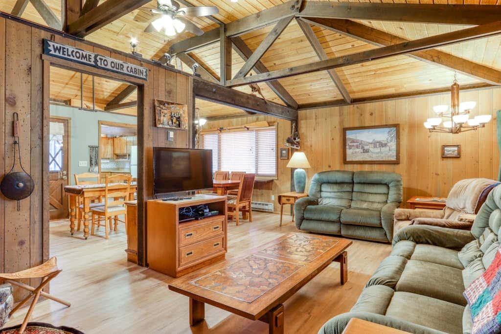 Dog-Friendly Cabin Close to the Village - SHARC Passes Included