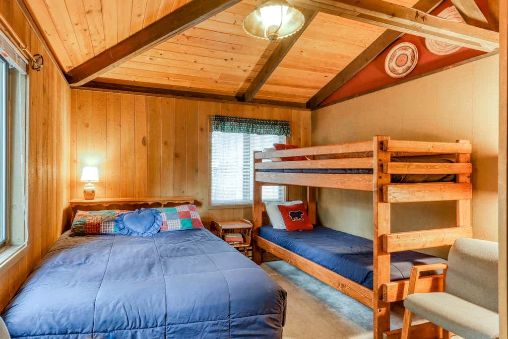 Dog-Friendly Cabin Close to the Village - SHARC Passes Included