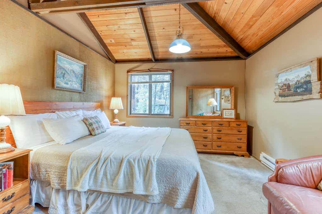 Dog-Friendly Cabin Close to the Village - SHARC Passes Included