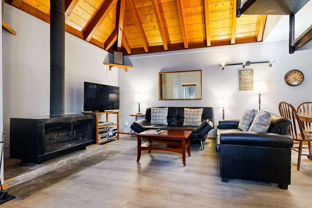 Cozy Dog-Friendly Home with Four SHARC Passes, Close to Village