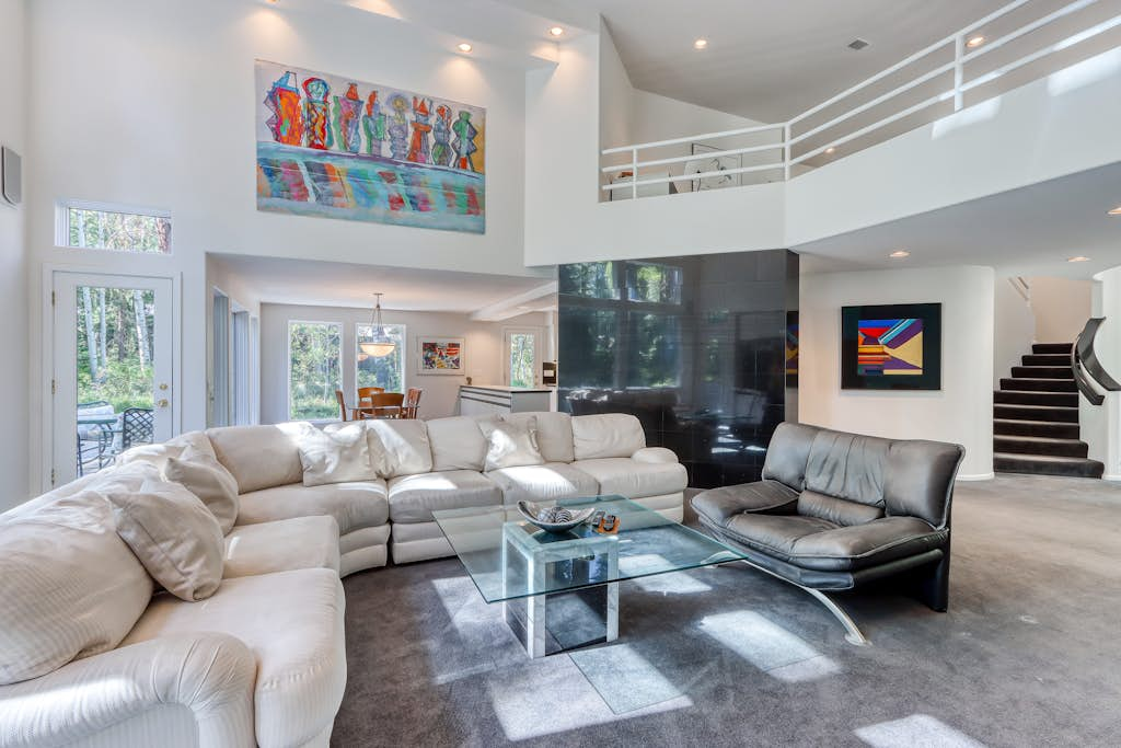 Stylish & secluded home with a washer&dryer, fireplace, & resort amenity access