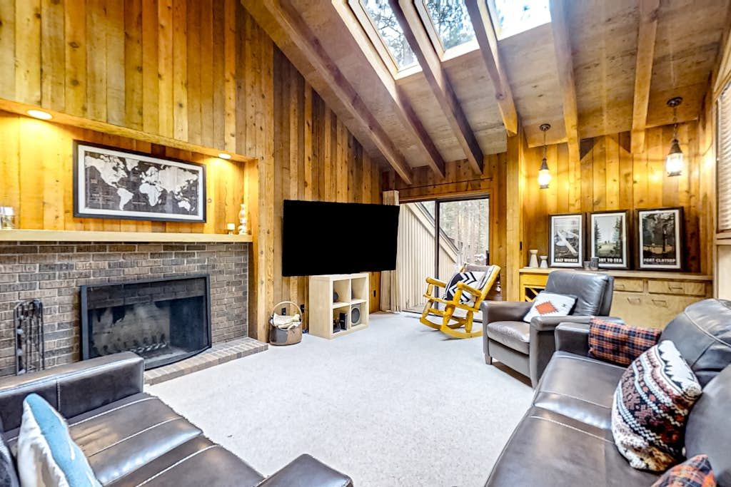Spacious PNW retreat with resort amenities, wood fireplace, grill, W/D, & AC