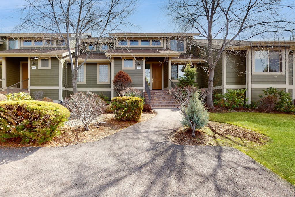 Spacious townhouse with fireplace, fast WiFi & resort pools-hot tub-golf