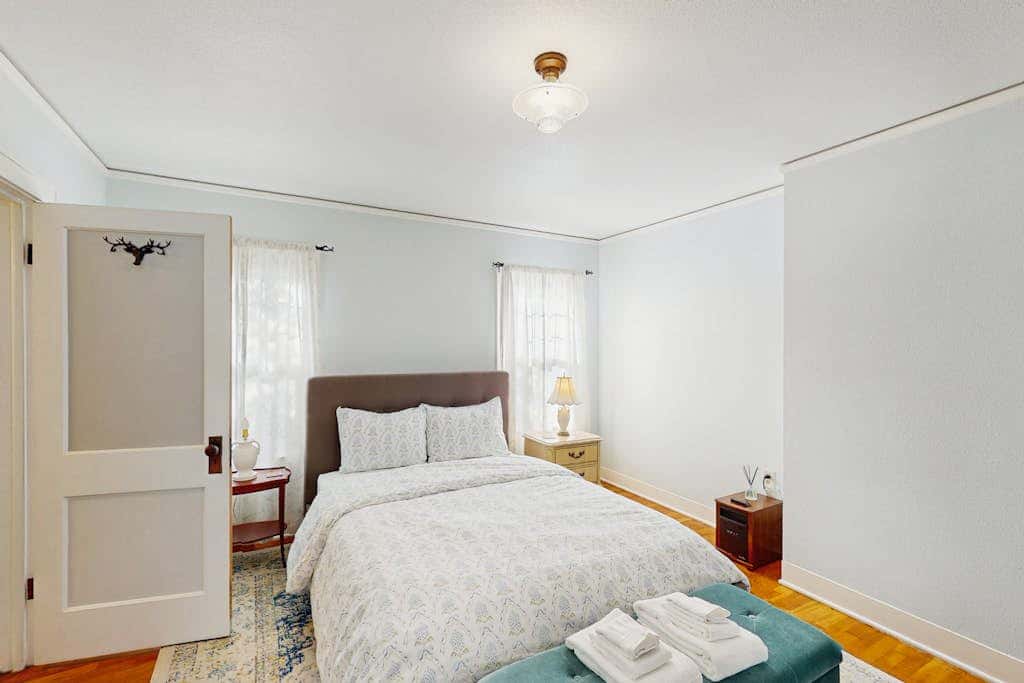 Cozy, vintage home in Eugene located in quiet & eclectic neighborhood close to downtown.