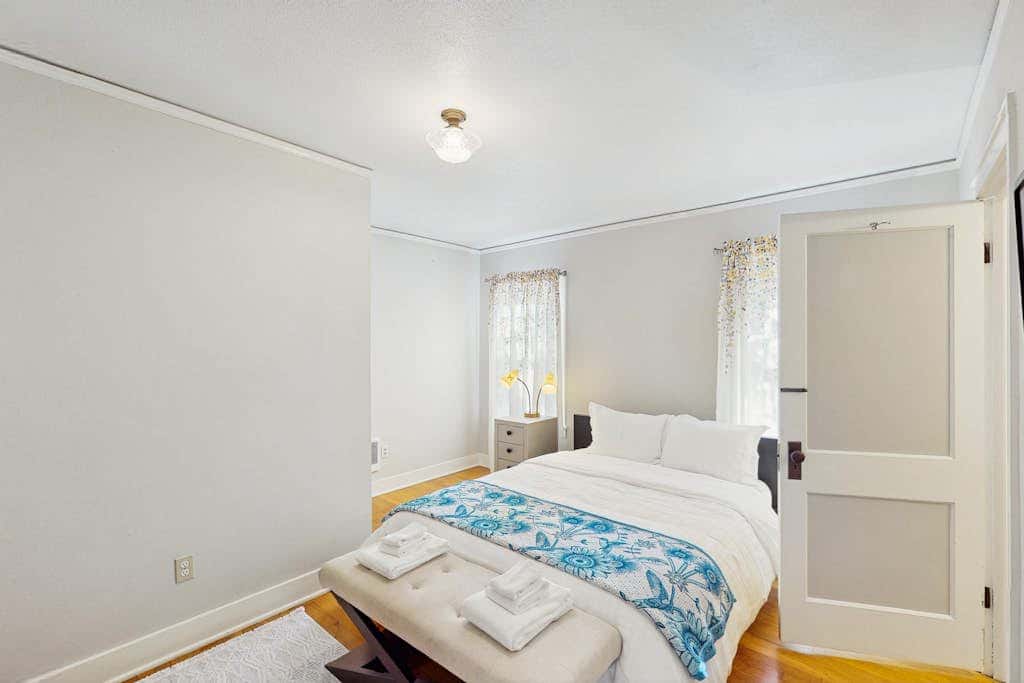 Cozy, vintage home in Eugene located in quiet & eclectic neighborhood close to downtown.