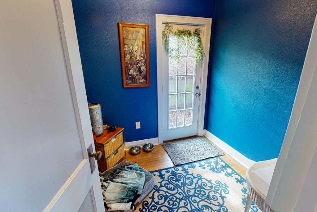 Cozy, vintage home in Eugene located in quiet & eclectic neighborhood close to downtown.