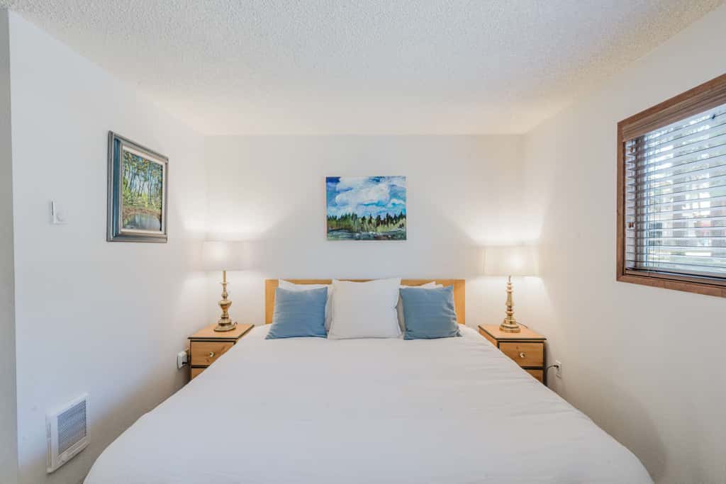Delightful escape near downtown with shared pool & hot tub, rec room, & large deck