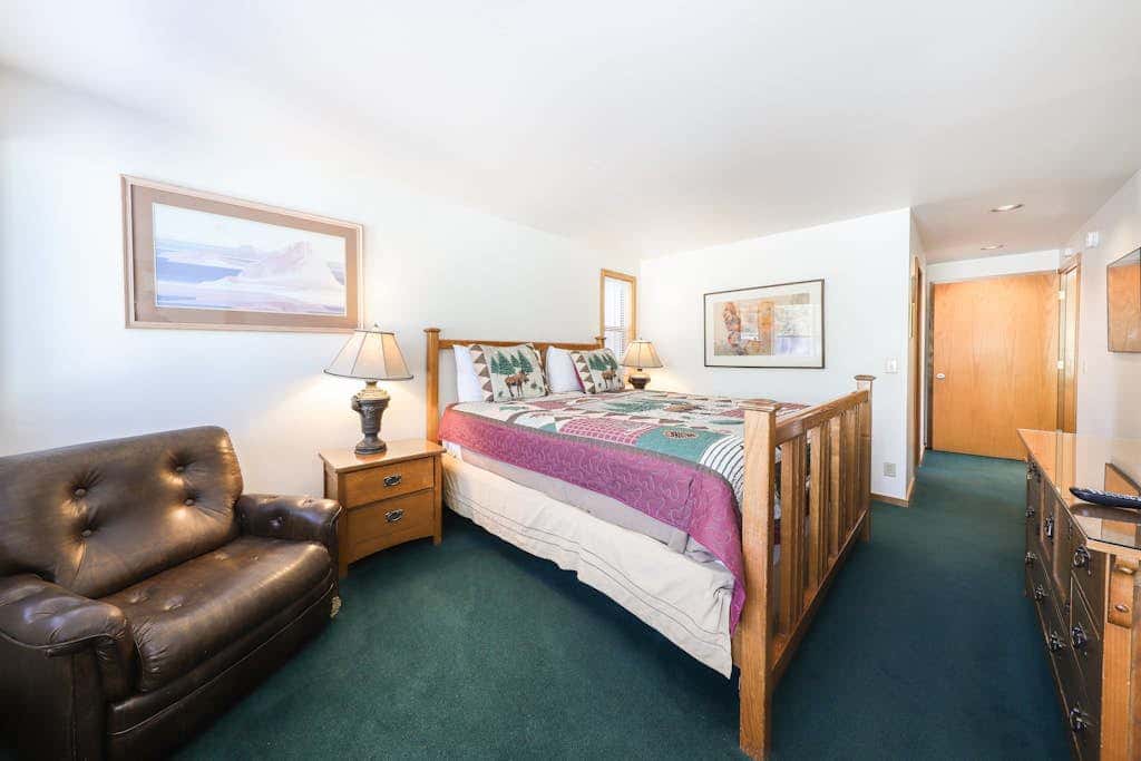 Vintage mountain home with private hot tub & SHARC access - dogs welcome