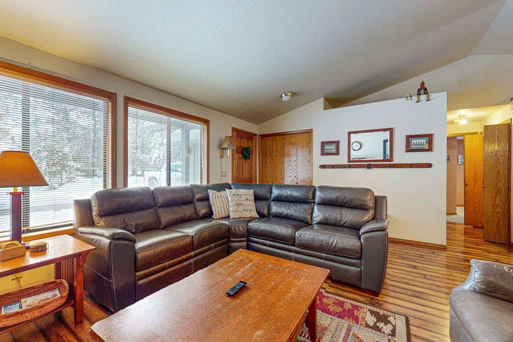 Comfy Home with Private Hot Tub, SHARC Passes & Entertainment