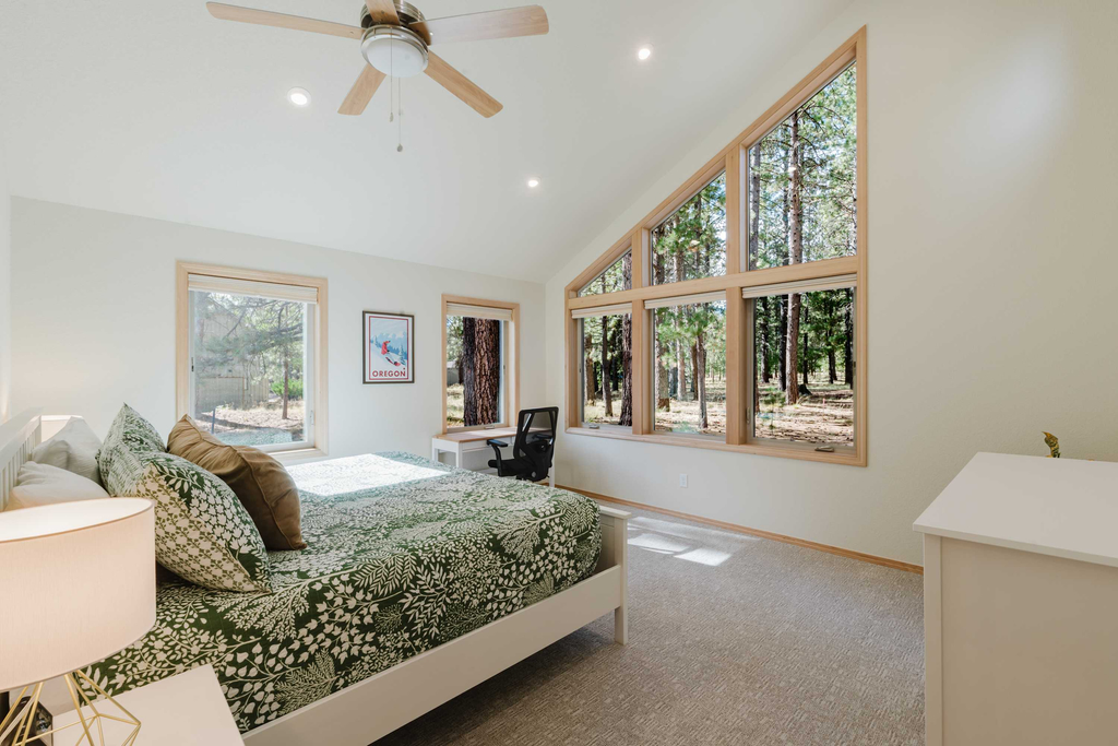 4BR Sunriver Home with Private Hot Tub, SHARC Passes & EV Charger