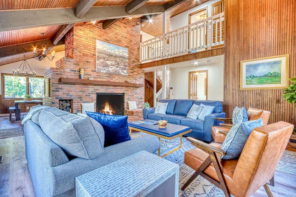 Airy house with SHARC passes, hot tub, fireplace, central AC & bikes