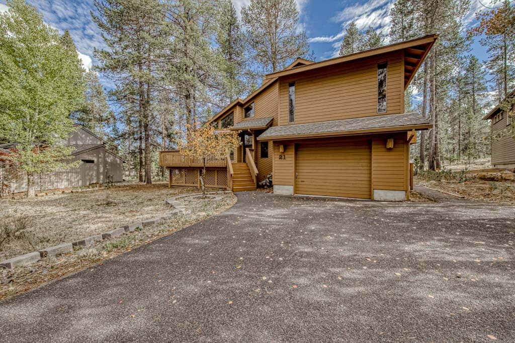 Inviting Updated Sunriver Home in Great Location with Large Deck, Private Hot Tub
