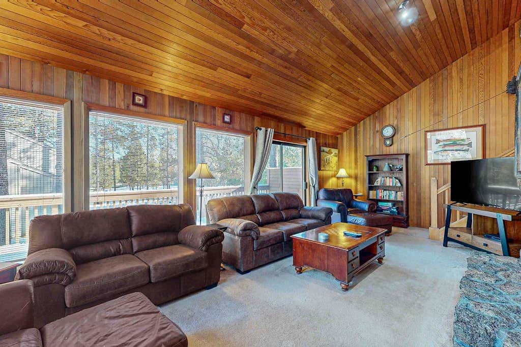 Inviting Updated Sunriver Home in Great Location with Large Deck, Private Hot Tub