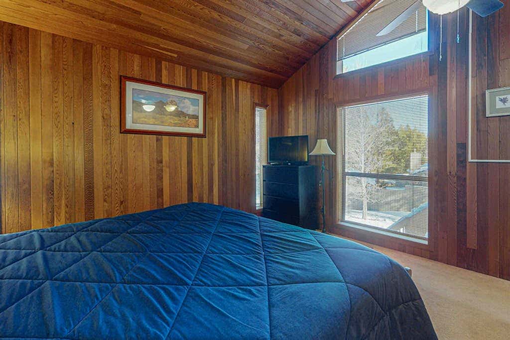 Inviting Updated Sunriver Home in Great Location with Large Deck, Private Hot Tub