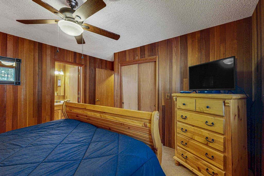 Inviting Updated Sunriver Home in Great Location with Large Deck, Private Hot Tub