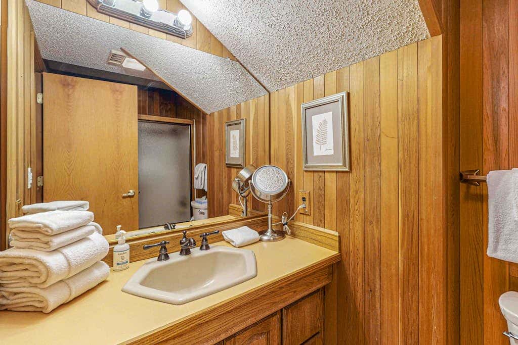 Inviting Updated Sunriver Home in Great Location with Large Deck, Private Hot Tub