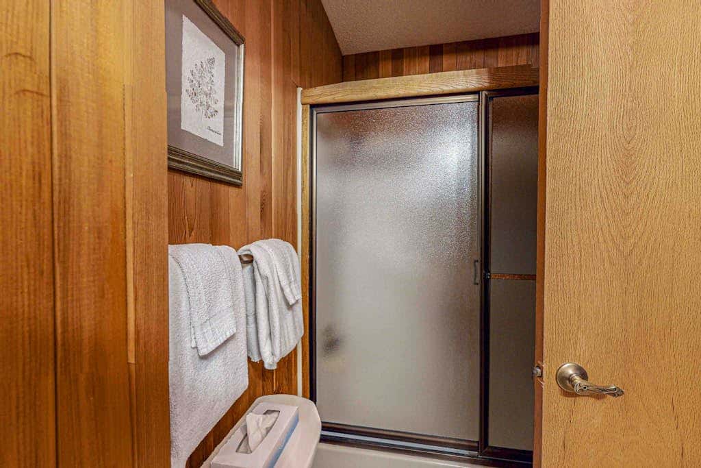 Inviting Updated Sunriver Home in Great Location with Large Deck, Private Hot Tub