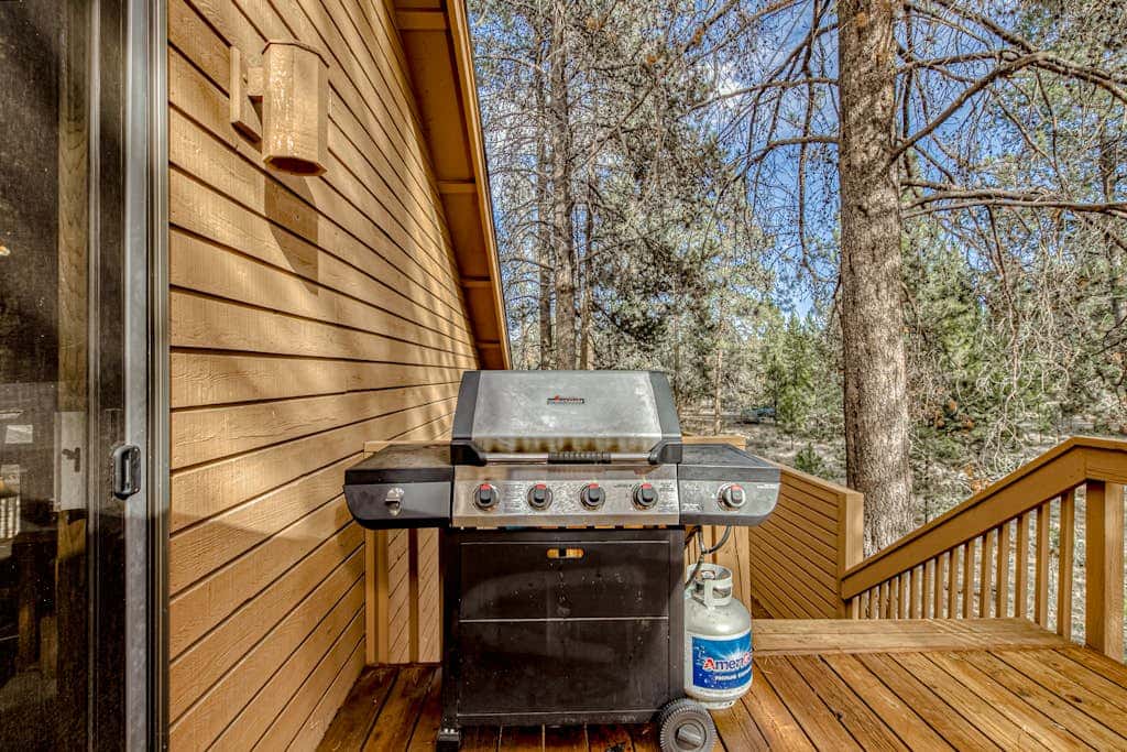 Inviting Updated Sunriver Home in Great Location with Large Deck, Private Hot Tub
