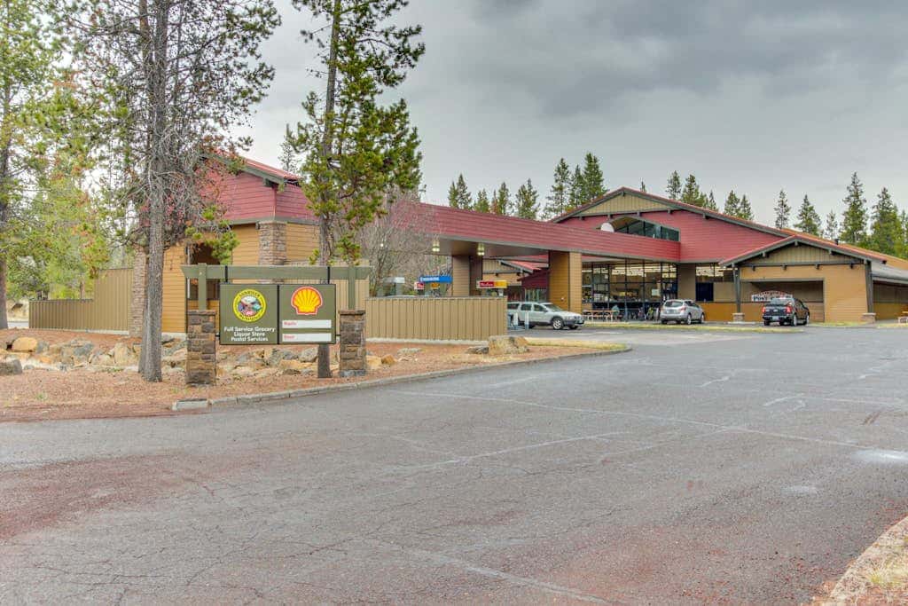 Inviting Updated Sunriver Home in Great Location with Large Deck, Private Hot Tub