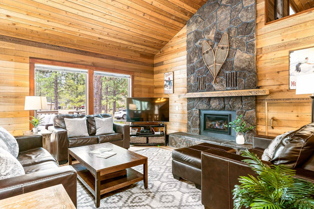 Dog-friendly home with private hot tub, pool access, & central AC - SHARC passes