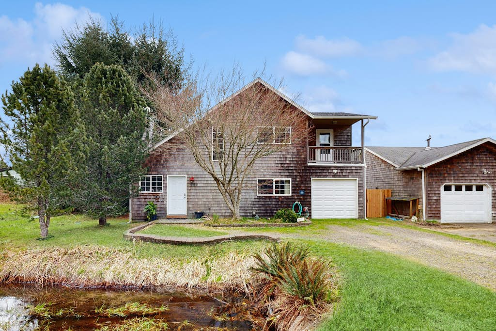 Dog-friendly peaceful sanctuary with private hot tub, foosball, fireplace, W&D