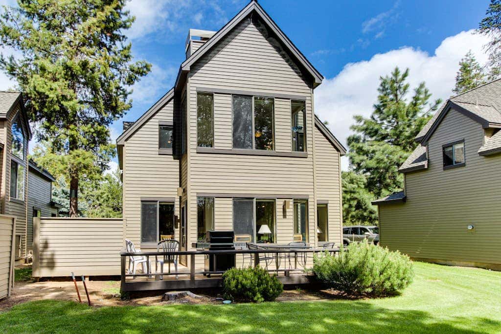 Golf course-view townhome with private hot tub & SHARC access