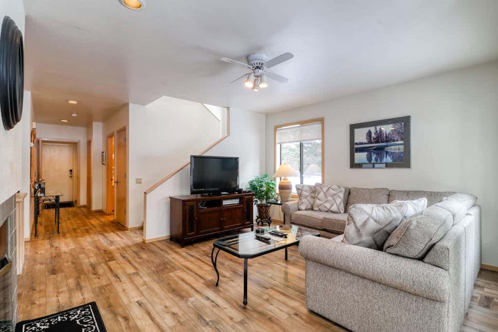 Golf course-view townhome with private hot tub & SHARC access