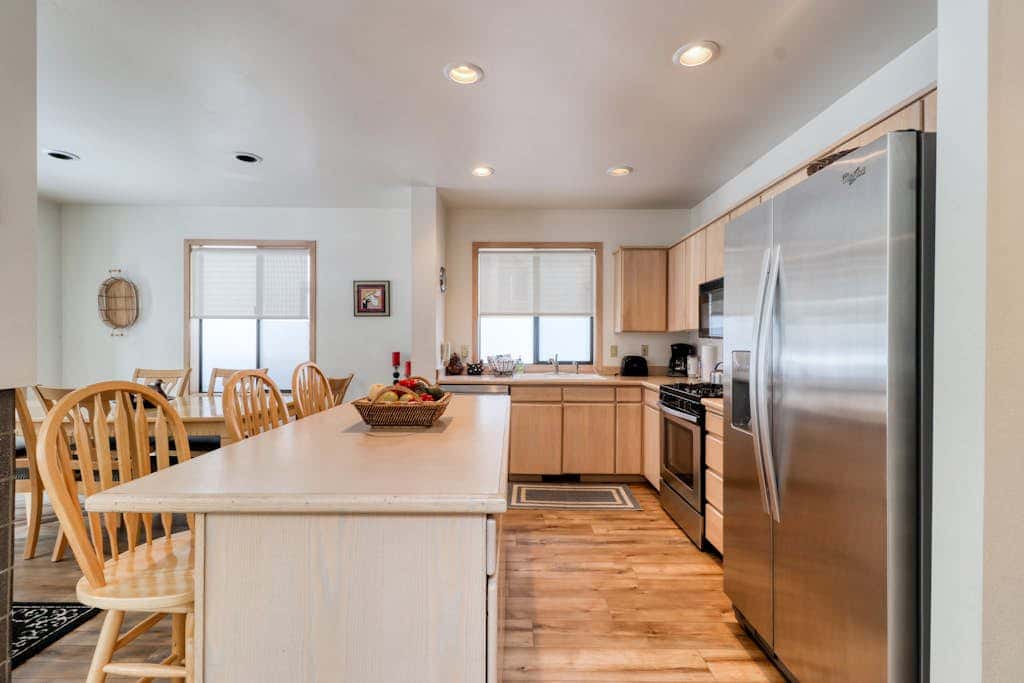 Golf course-view townhome with private hot tub & SHARC access