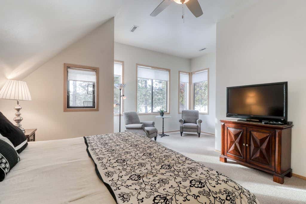 Golf course-view townhome with private hot tub & SHARC access