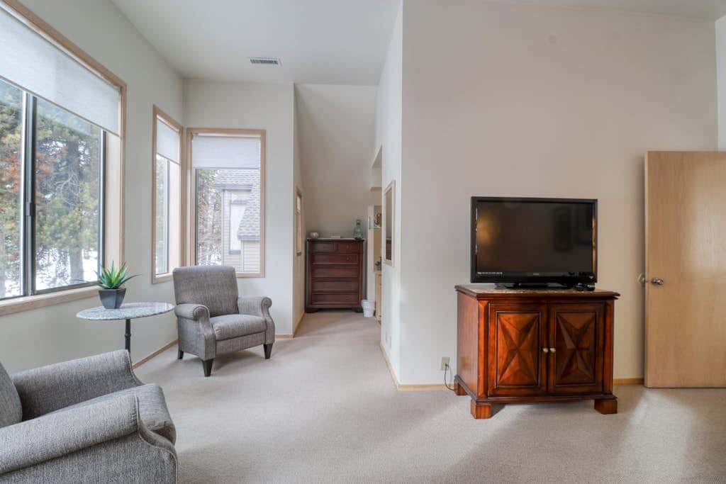 Golf course-view townhome with private hot tub & SHARC access