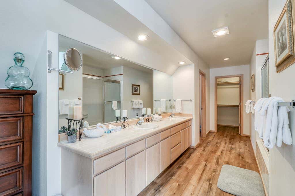 Golf course-view townhome with private hot tub & SHARC access