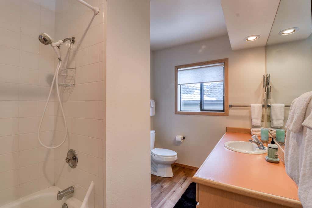 Golf course-view townhome with private hot tub & SHARC access