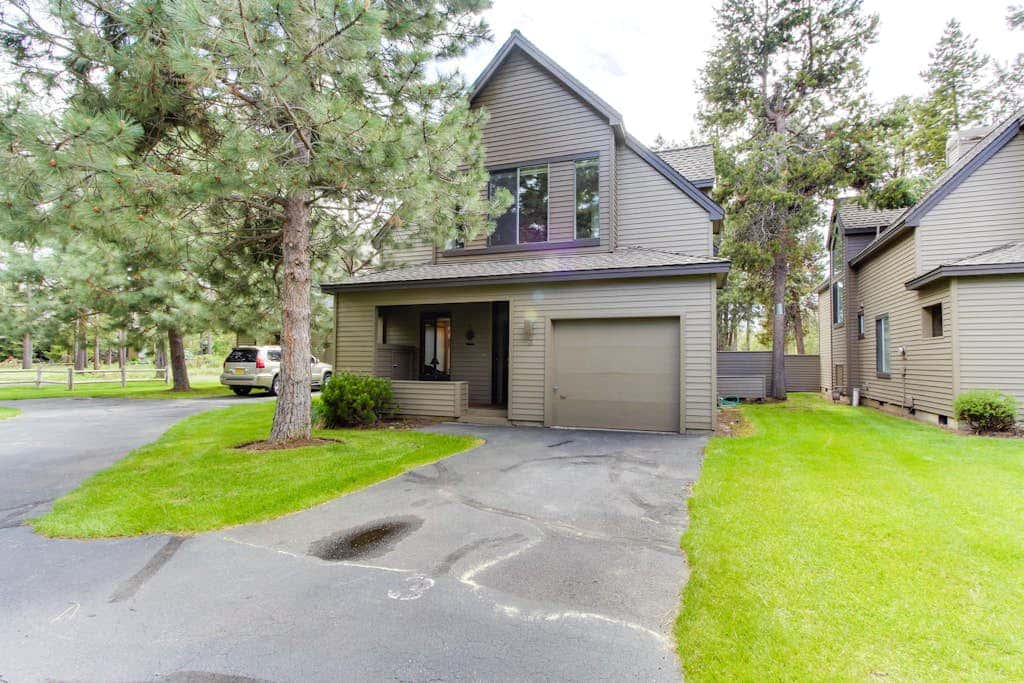 Golf course-view townhome with private hot tub & SHARC access